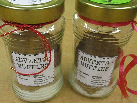 Im Hort MITTENDRIN wurde es kreativ: Gemeinsam mit den Kindern haben die pädagogischen Fachkräfte Adventsmuffin-Backmischungen im Glas erstellt.