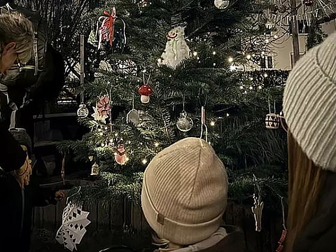Adventsfest im Fröbel-Kindergarten Fürst Pückler: Bei einer gemütlichen Auszeit im Garten verbrachten Kinder, Eltern und das Team einen besinnlichen Nachmittag voller Weihnachtslieder und Leckereien.