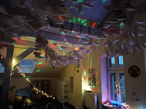 Im Dezember feierten die Familien im Fröbel-Hort Fröbelsternchen ein unvergessliches Weihnachtsfest mit Adventsliedern, einer Kunstausstellung und einem Überraschungsbesuch des Weihnachtsmanns.