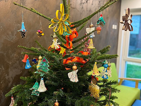 Dieser kunterbunte Tannenbaum mit selbstgemachten Anhängern schmückt den Eingangsbereich im Fröbel-Kindergarten Zollvereinstraße.