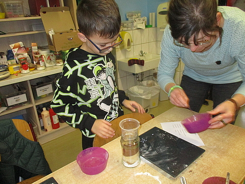 Im Hort MITTENDRIN wurde es kreativ: Gemeinsam mit den Kindern haben die pädagogischen Fachkräfte Adventsmuffin-Backmischungen im Glas erstellt.