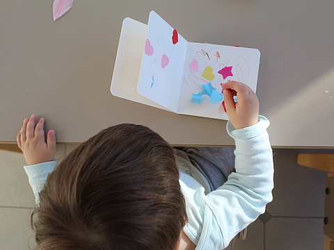 Tolle Aktionen im FRÖBEL-Kindergarten Villa Pavenstedt in Bremen: Die Krippenkinder gestalteten ihre eigenen Bücher... 