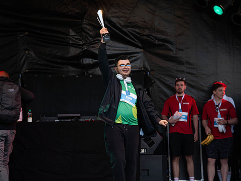 Enes nimmt den Pokal für Team Fröbel entgegen