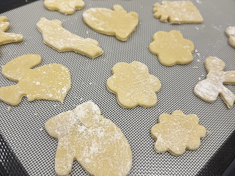 In der Weihnachtsbäckerei des Fröbel-Kindergartens und Familienzentrums Im Reiherstiegviertel backen Familien gemeinsam Kekse.