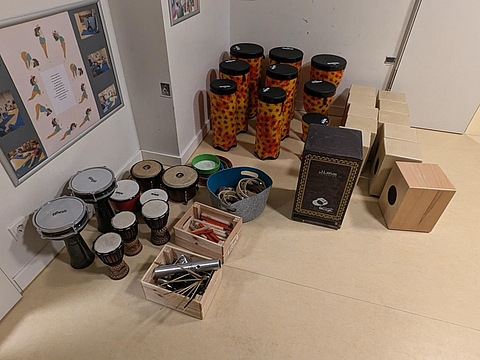 Ein Adventsnachmittag voller Rhythmus und Freude: Eltern und Kinder aus dem Fröbel-Kindergarten Wasserstadt trommelten gemeinsam in einem festlich geschmückten Raum.