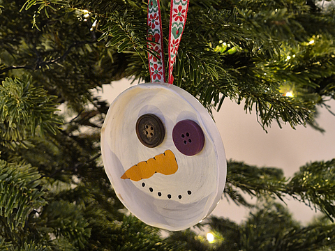 Upcycling im Fröbel-Kindergarten Ermlandweg: Hier bastelten Kinder mit ihren Familien kreative Weihnachtsdeko aus Alltagsmaterialien.